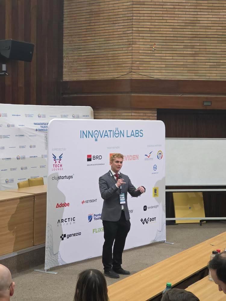 Pitching Mood Swing on stage at Innovation Labs